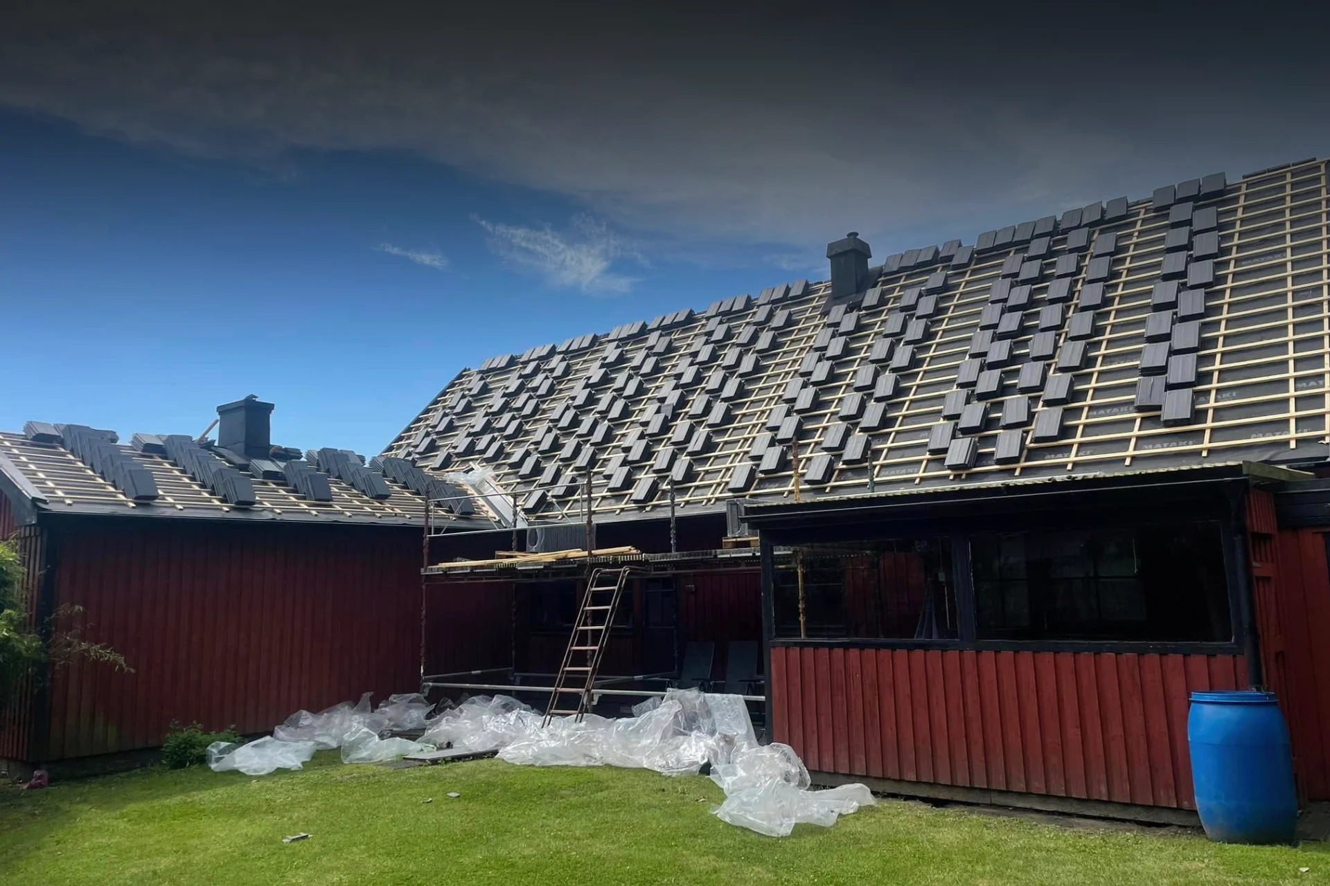 Tak med solpaneler under konstruktion