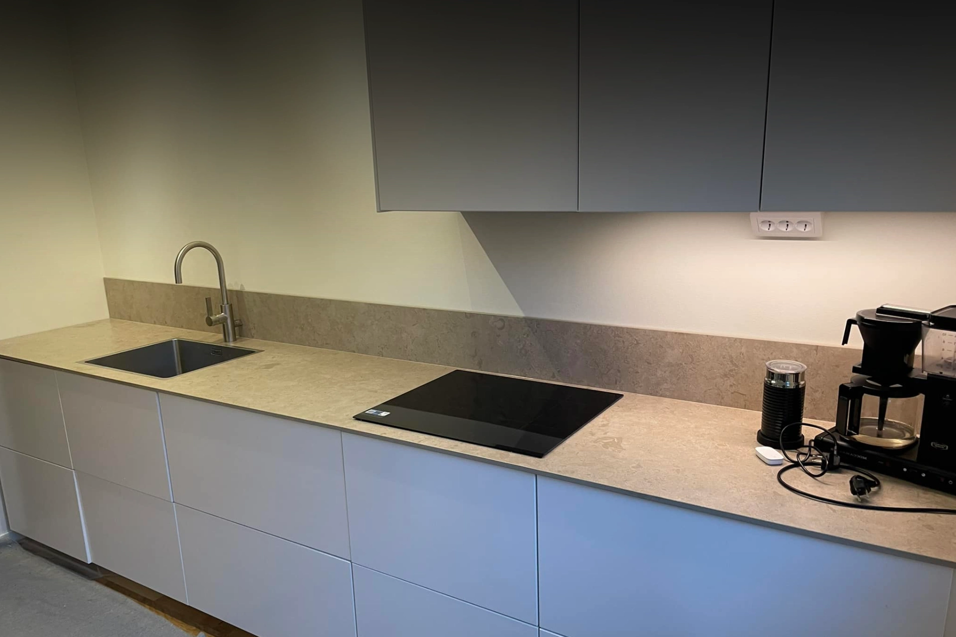 Modernt kök med vit inredning