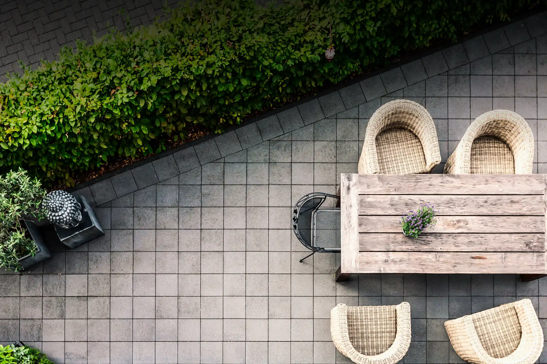 Utomhus sittgrupp med bord