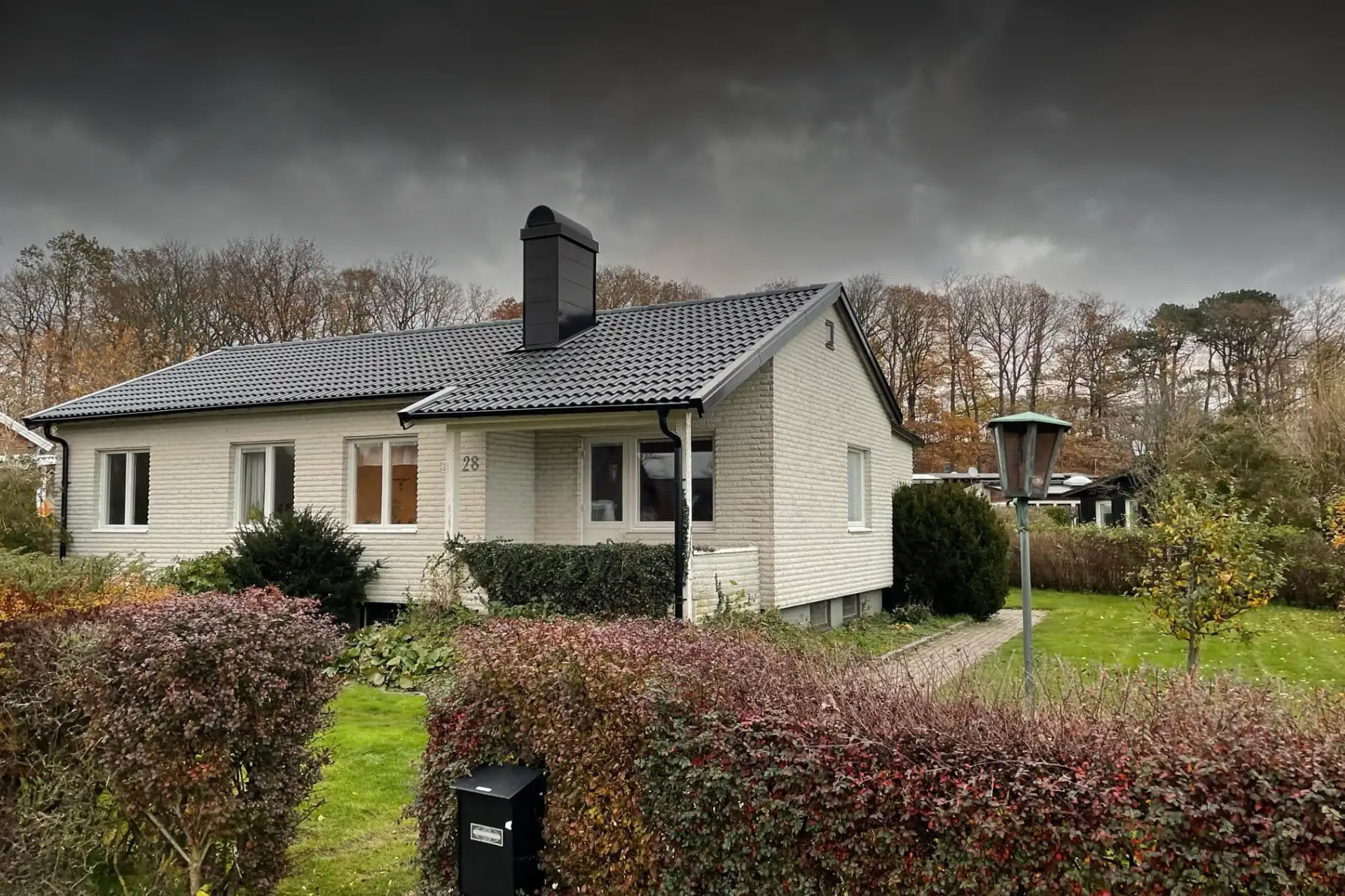 Vitt hus med grått tak